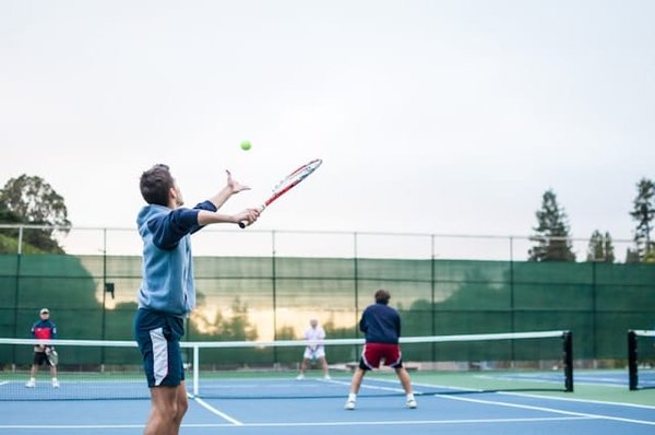 Comment préparer une stratégie de jeu au tennis contre un serveur-volleyeur?